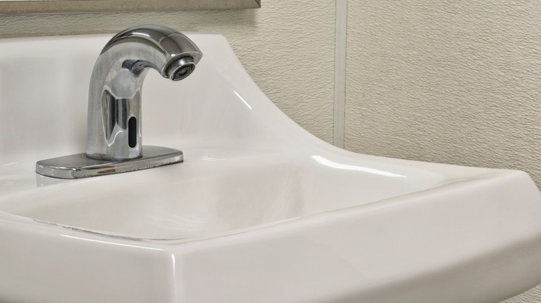 touchless bathroom sink faucet
